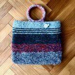 赤、ネイビー、ミントグリーンをボーダーに編んだ丸い持ち手のトートバッグ❤︎