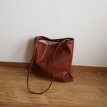 牛革のフラットショルダーバッグ