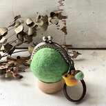 小鳥とどんぐりの羊毛フェルトまんまるがま口（若草）の画像