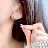 星に囲まれる月のスタッドピアス　イヤリングの画像