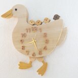 アヒルが散歩する姿がかわいい掛け時計の画像