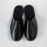 上質な高級レザーを採用し職人による手作業で作るスリッパサンダル。ラグジュアリーなレザースリッパサンダル