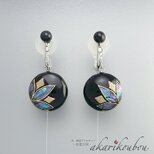 【sv925】漆イヤリング 黒 蒔絵 螺鈿 フラワーパターン スイング 丸 漆アクセサリー