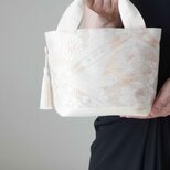【花丸模様　ベージュ・シルバー　シルク 帯リメイク  トート型バック】日常使い、結婚式、パーティー、お呼ばれの日に。