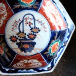 【特価¥7500→¥6500】見込みに花籠◆鳥もいる。伊万里　花文染錦金彩六角鉢　骨董・antiques 器　暮らしに　明治期の画像