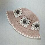 くすみピンクのグラニーモチーフのバケットハット/リネンコットンの画像
