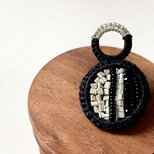 【黒色 kuroiro】さりげなくも黒を愉しみたい日のブローチの画像