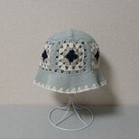 淡い水色のグラニーモチーフのバケットハット/リネンコットンの画像