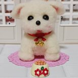 羊毛フェルト 白い耳たれ可愛いわんちゃん　　餌付きの画像