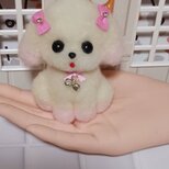 羊毛フェルト　ピンクリボンが似合うピンク染めマルチーズの画像