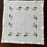 刺繍テーブルセンター、四角、どんぐりの画像