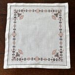 刺繍テーブルセンター、真四角、茶系クロスステッチの画像