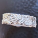 菊花の彫金　シルバーリングの画像