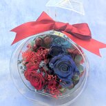 プリザーブドフラワー／青と赤の薔薇が混ざり合う魔法の香水瓶アレンジの画像