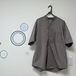 バンドカラーシャツ　メンズL  コットンサテン　半袖　あずきクリーム　の画像