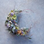 アナベルと草花の三日月リースの画像