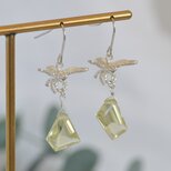 宝石を運ぶハキリバチのピアス・イエローの画像