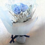 プリザーブドフラワー／大輪空色ローズ花束の柔らかな風／花束ラッピングの画像