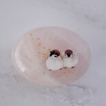 天然石ローズクォーツとスズメ、金沢箔の帯留めの画像