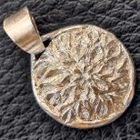 菊花の彫金　シルバーペンダントの画像