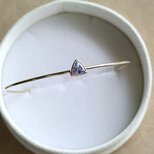 ［SV925］〜Hikari ヒカリ〜  タンザナイトのトリリアントカットバングル　三角　天然石　華奢　ワイヤー　藍色