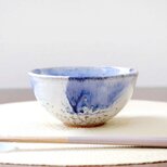 白釉と瑠璃色刷毛目の飯碗