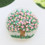 ピンクの花咲く木 刺繍ブローチ