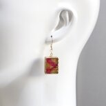 レジンアート　長方形のピアス〈紅花の契り〉