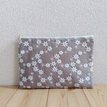 花柄刺繍　大きめ20cmのフラットポーチ　内ポケット　グレージュ　343