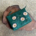 革パッチワークのファスナーポーチ（グリーンの革にポピーの刺繍）03008-20