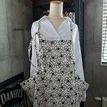 【背中がかわいい】エプロンドレス：モノトーンフラワー【0897】