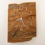 本屋久杉ならではの緻密な木目と洞（うろ）で、屋久杉千年の息遣いを感じさせる大きな掛け時計