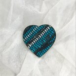 可愛いハート型のペンダントにもなる裂き織りブローチ（ターコイズ）