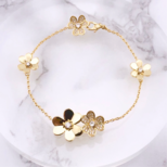 幸せのクローバー【高品質！送料無料！当日発送】ゴールド　ブレスレット　フラワー　四葉