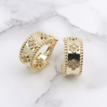 幸せのクローバー【高品質!送料無料！当日配送！】クローバー フープピアス （ゴールド）