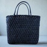 万能な黒のクラフトバンド花結び編みトートバッグ　かご　ブラック　シンプル　ギフト　プレゼント　新年会　食事会　