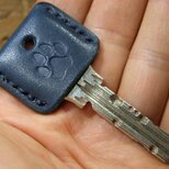 大きい肉球刻印のキーカバー サドルネイビー