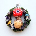 【08】明るい気分の森のきのこ　大きめペンダント