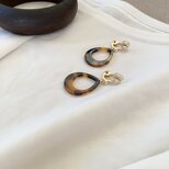 ソフトタッチ痛みなくしっかりとホールドのイヤリング！べっ甲風Drop