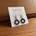 【 黒を愉しみたい日のピアス 】ﾌﾗﾝｽ刺繍糸のﾘﾝｸﾞ　金属ｱﾚﾙｷﾞｰ対応316　p001