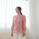 リネンブラウス – 繊細な小花柄とボウタイデザイン