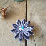 つまみ細工のお花のブローチ