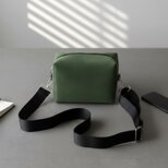 とにかく軽い／BOXショルダー／見た目以上に大容量／長財布・ペットボトル入ります/グリーン・スエード/ショルダーバッグ