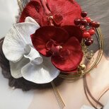 ベルベット赤白胡蝶蘭　南天髪飾り