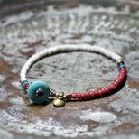 カリマンタン島ホワイトビーズと金赤＆濃赤ホワイトハーツとシェブロンビーズ、エメラルドブルービーズのブレス（ターコイズ留め金）