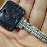 薔薇(バラ)刻印のキーカバー サドル黒