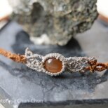 【植物モチーフ】スマイルベアーのオレンジムーンストーン・ミサンガ風マクラメブレスレット【苺月】