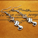 アンティークシルバー 猫モチーフとクリアガラスを組み合わせたシンプルで大人可愛いピアス サージカル可