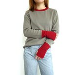 『日本製』フィンガーホール付きウールブレンド配色ニット　＜グレージュ×レッド＞