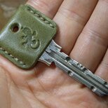 ヤモリ(家守)刻印のキーカバー オリーブ×ベージュ